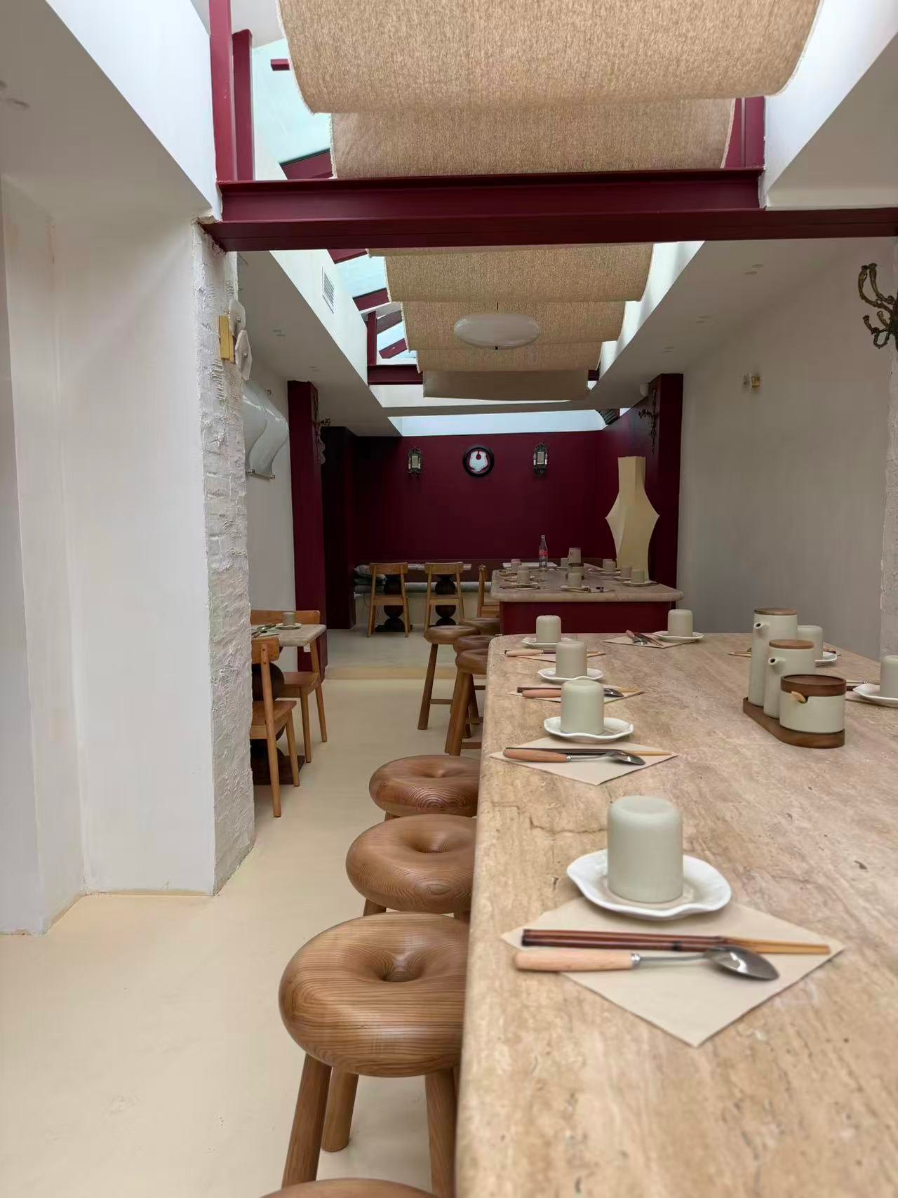 Vue au niveau des tabourets donut, table dressée