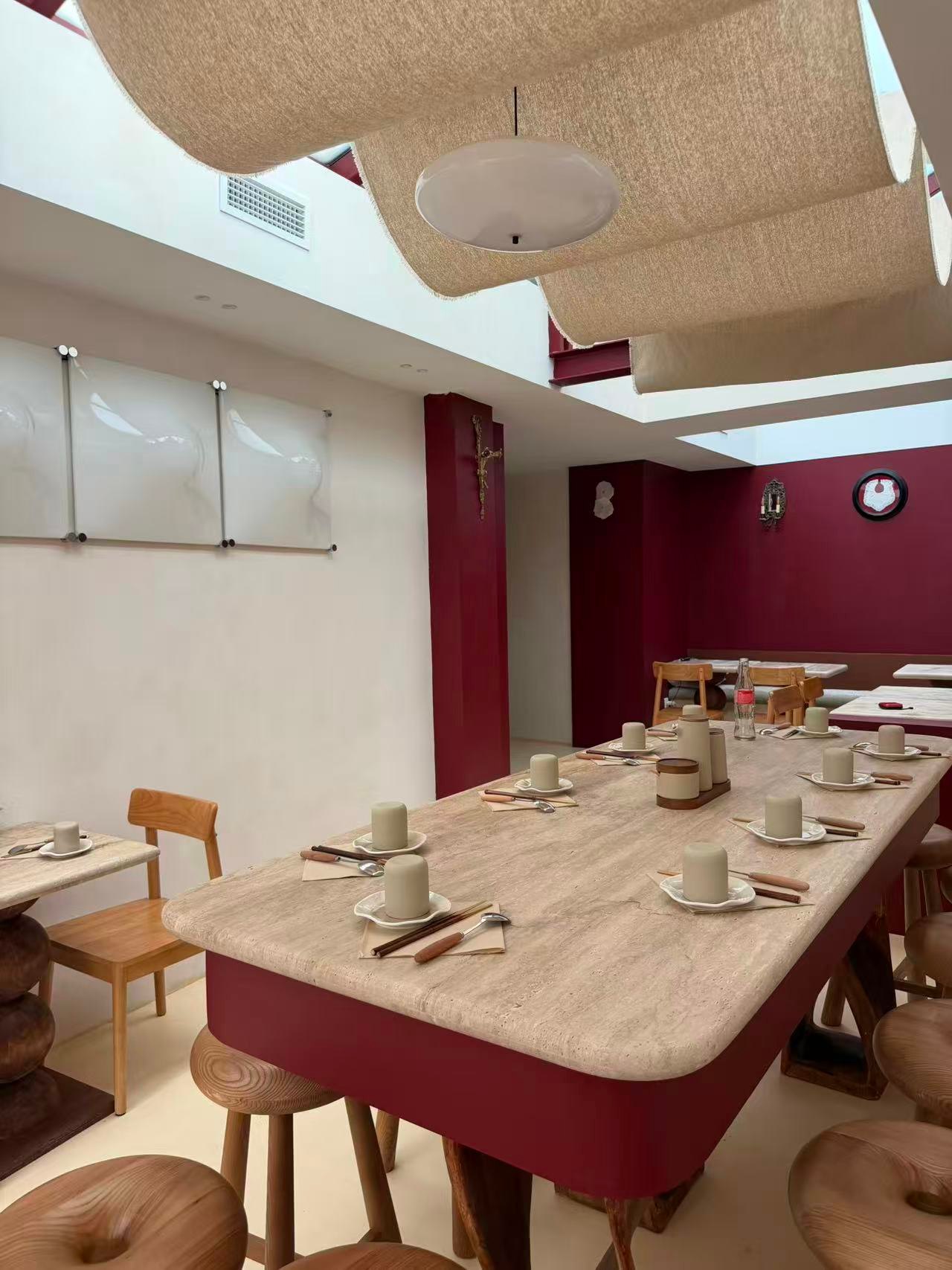 Panorama des deux tables sous les panneaux de jute