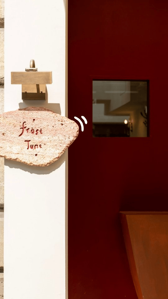 Enseigne en pierre frost June et porte bordeaux