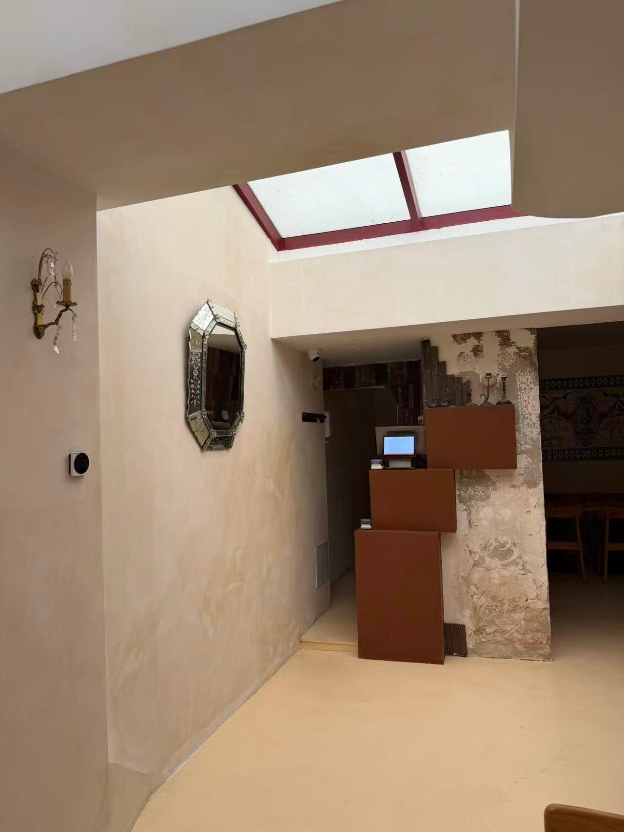 Entrée avec miroir vénitien et comptoir en terre cuite