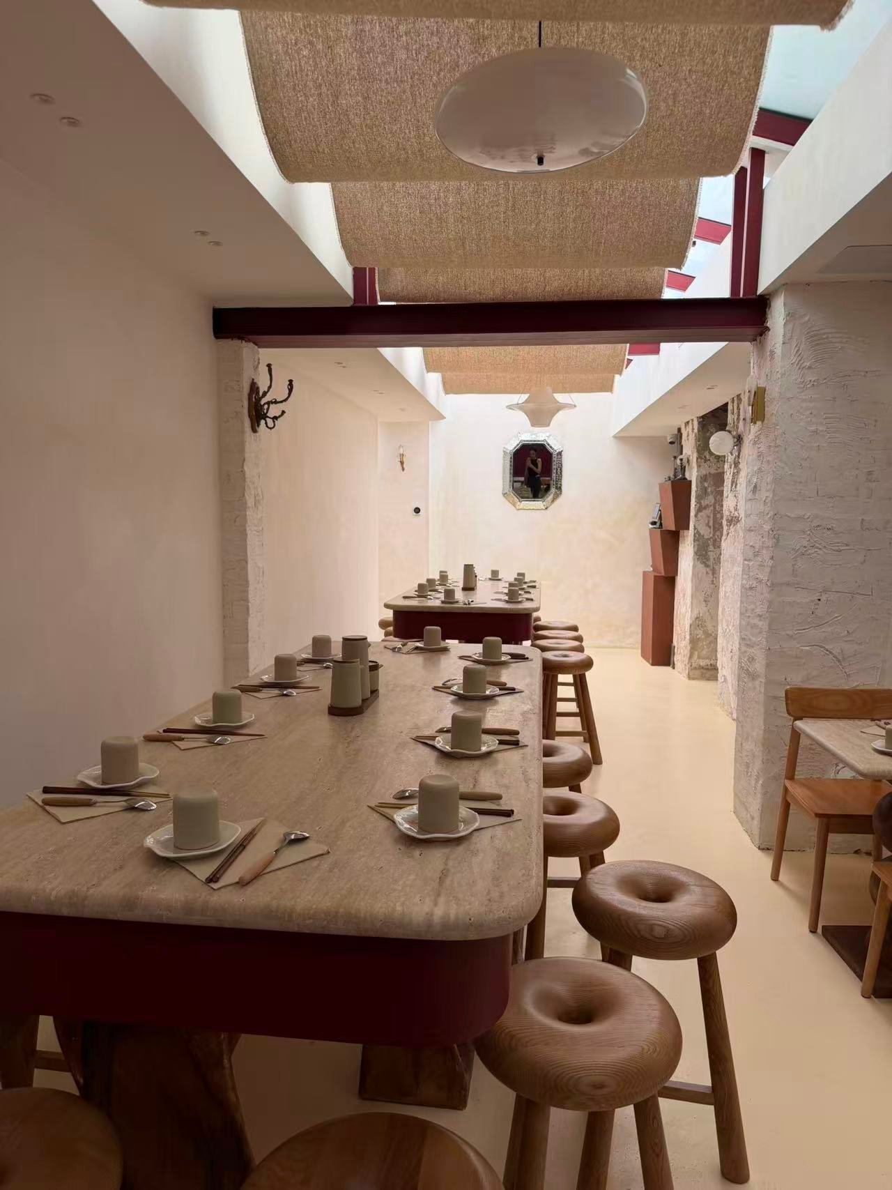 Table communale avec tabourets donut sous la verrière